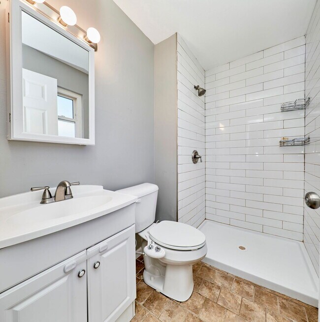 Building Photo - 2365 N Pointe Ln