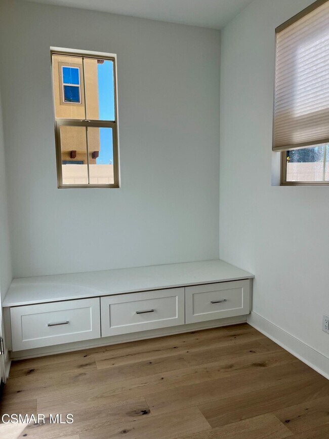 Building Photo - 779 Edward Scholle Dr