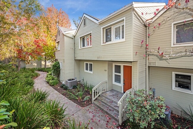 Building Photo - Spacious 3BD/2.5BA Mesa Townhome! (Walking...