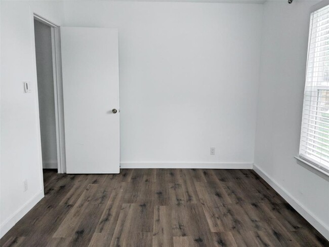 Building Photo - 6211 Palm Cir
