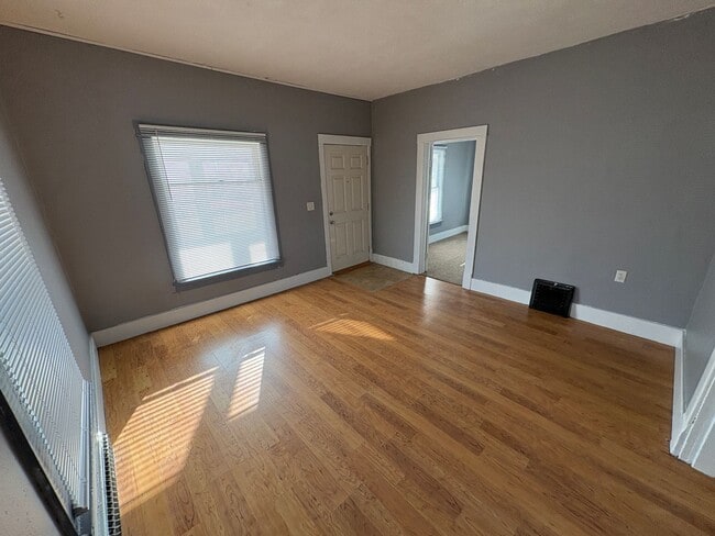 Building Photo - Spacious Home with Huge Backyard, Laundry included