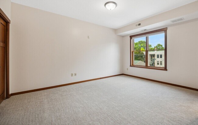 Building Photo - Stunning 2 level Condo in Exclusive St Pau...