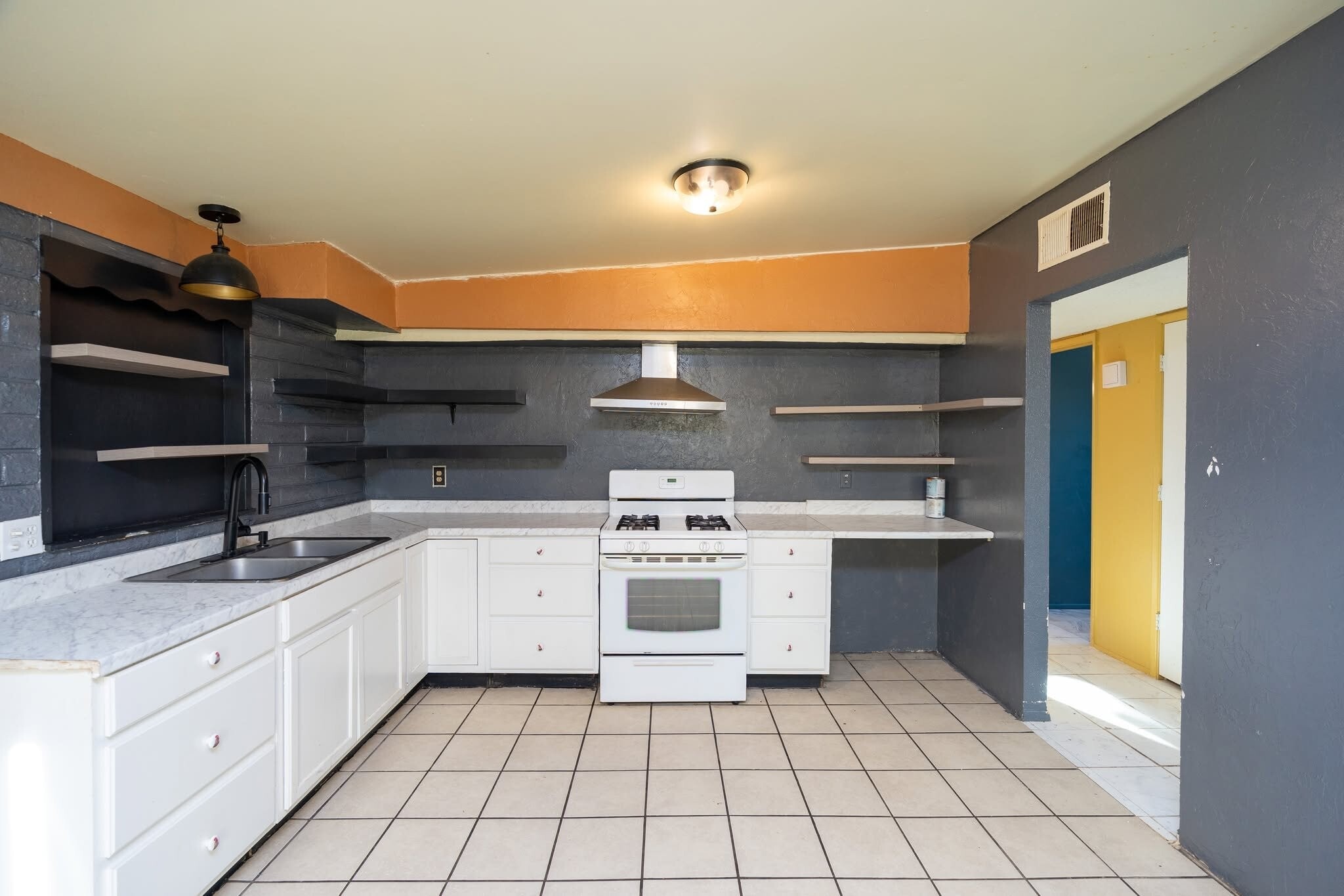 Building Photo - 702 N Skyline Dr