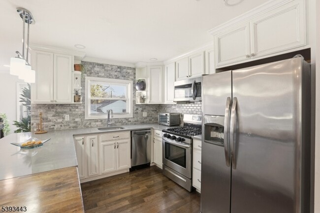 Building Photo - 214 S Valley Rd