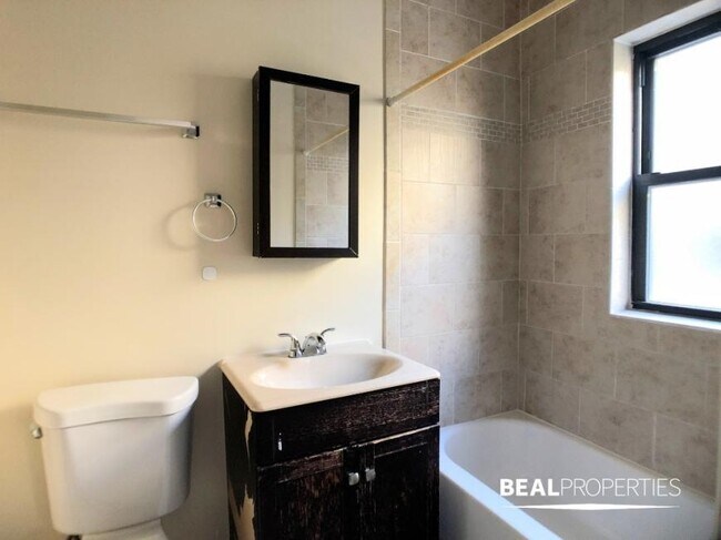 Building Photo - 0 bedroom in CHICAGO IL 60657