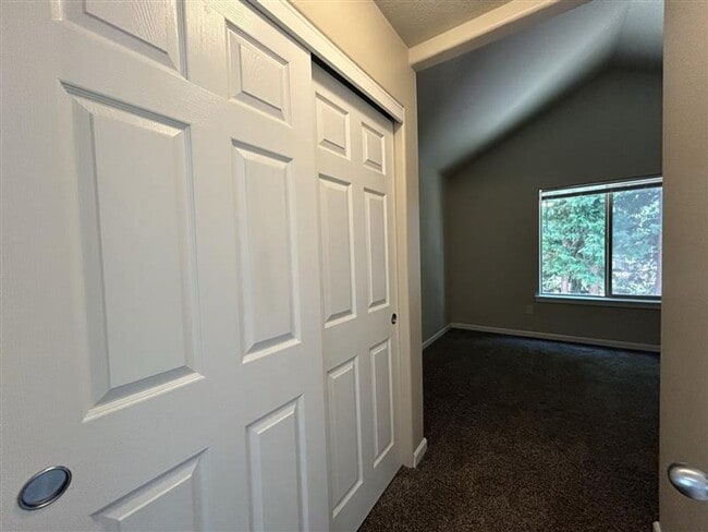 Building Photo - Move-In Ready! 3 Beds 2.5 Baths Townhome with Stainless Steel Appliances, W/D Hookups, and Gas Fo...