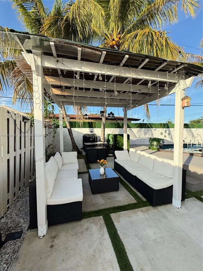 Building Photo - 16950 SW 93rd Ave