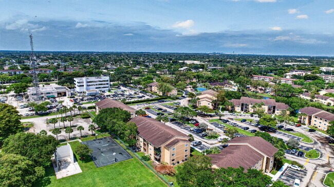 Building Photo - 300 Palm Cir W