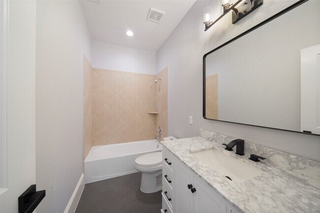 Building Photo - 401 Brook Hollow Dr