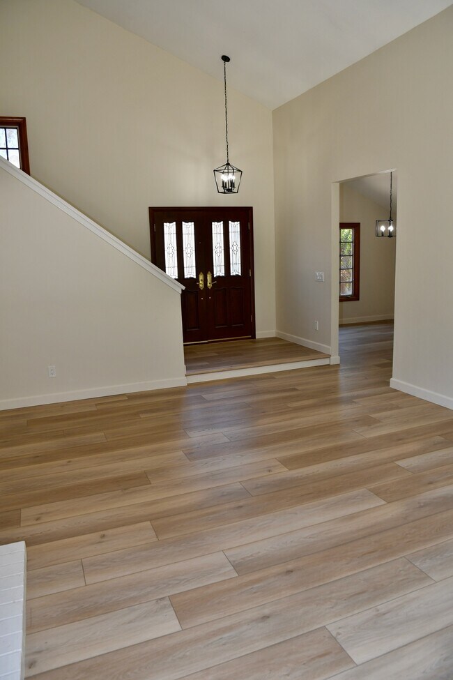 Building Photo - 10575 Canyon Lake Dr