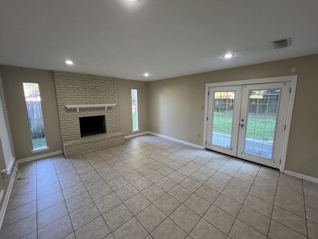 Building Photo - Newly updated!  3 bedroom, 1.5 bath home o...