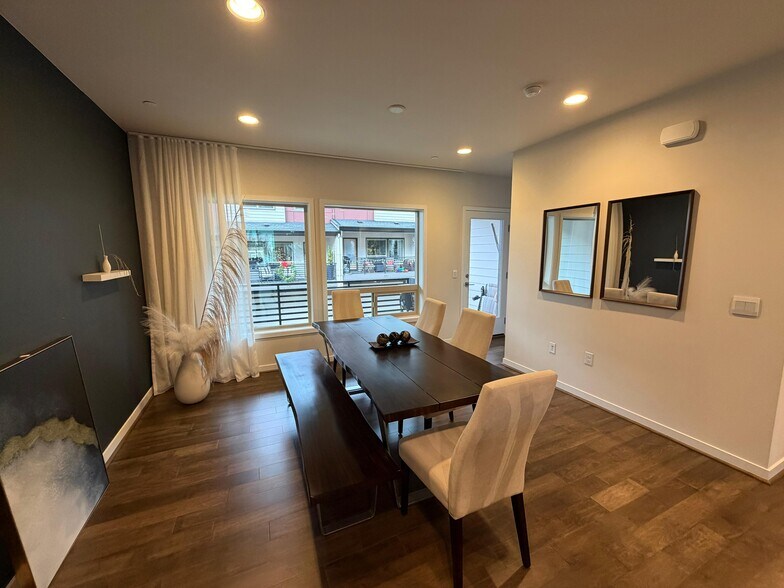 Building Photo - 540 NE Daisy Walk