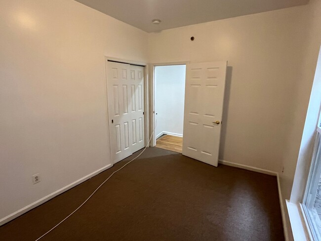 Building Photo - Bright Old City Loft