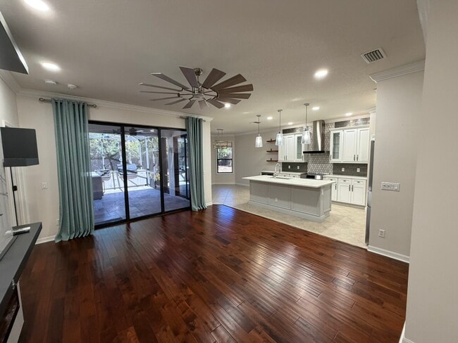 Building Photo - 145 Silver Falls Dr