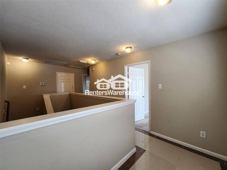 Building Photo - 11111 Valley Kings Dr