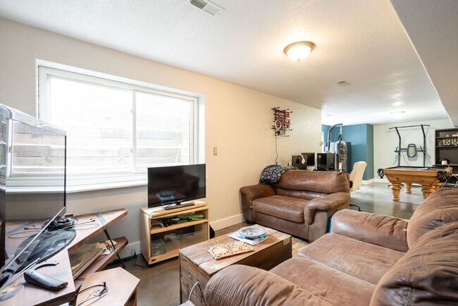 Building Photo - Beautiful and spacious 5 bedroom home located near Long Pond Reservoir in NE Fort Collins