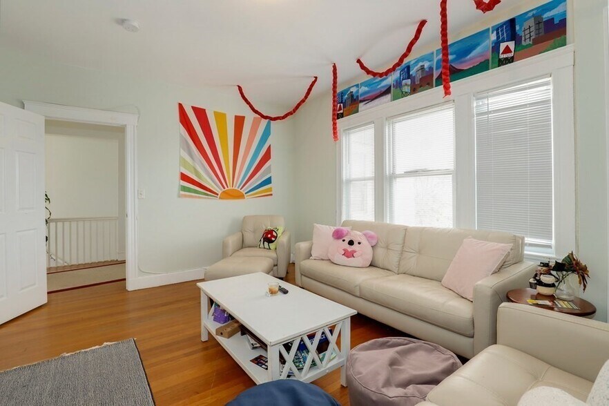 Building Photo - 61 Algonquin Rd