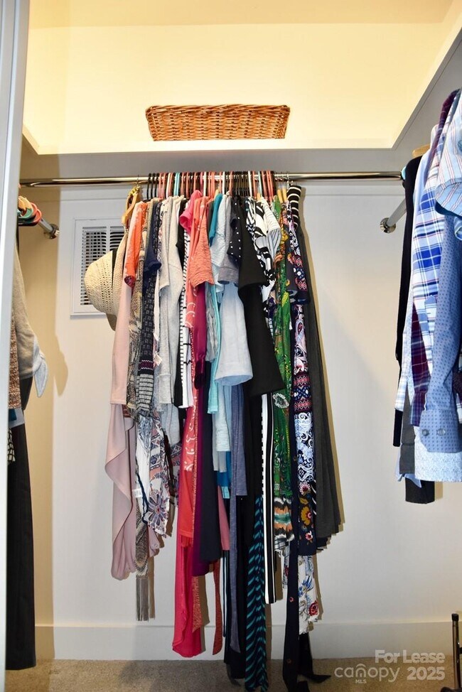 Building Photo - 916 Westbrook Dr