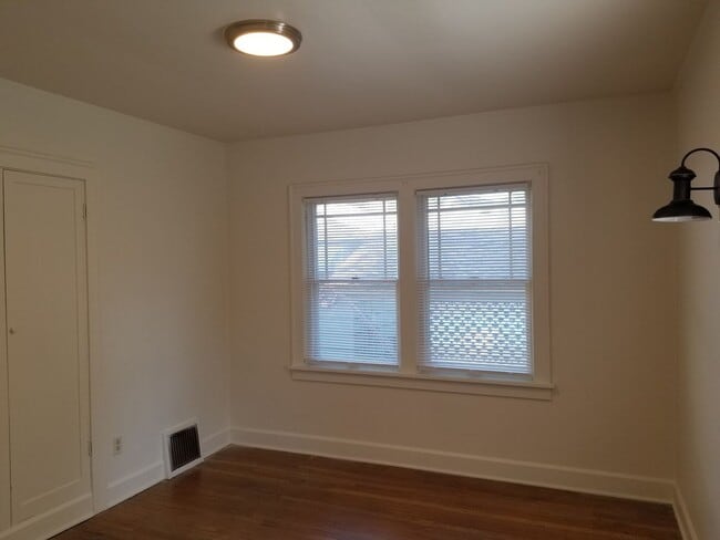 Building Photo - N. 25th Ave 2 bedroom Craftsman w/basement