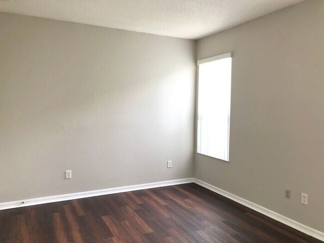 Building Photo - Lovely 3/2 Spacious Home and a 2 Car Garag...