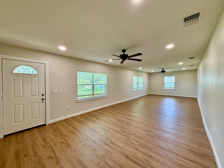 Building Photo - 3906 E Denman Ave