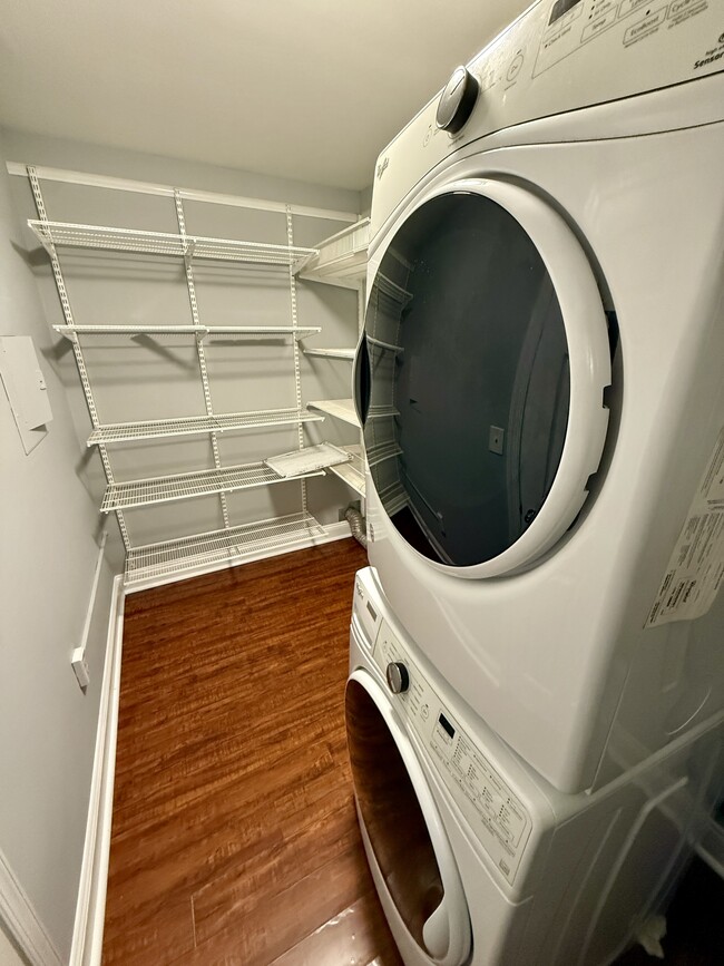 Building Photo - 568 Lancaster Pl