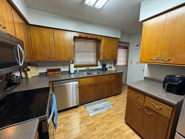 Building Photo - 202 NW Sharmin Dr