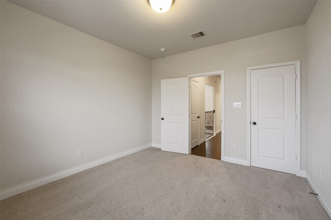 Building Photo - 2707 River Run Rd