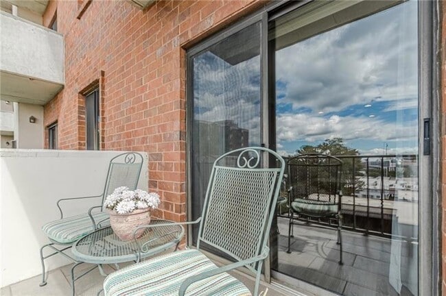 Building Photo - 300 Johnson Ferry Rd