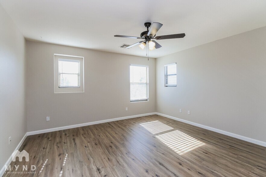 Building Photo - 1348 S Loback Ln