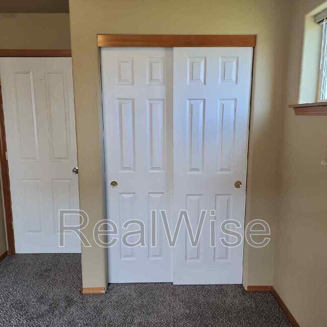 Building Photo - 2885 SW Indian Cir