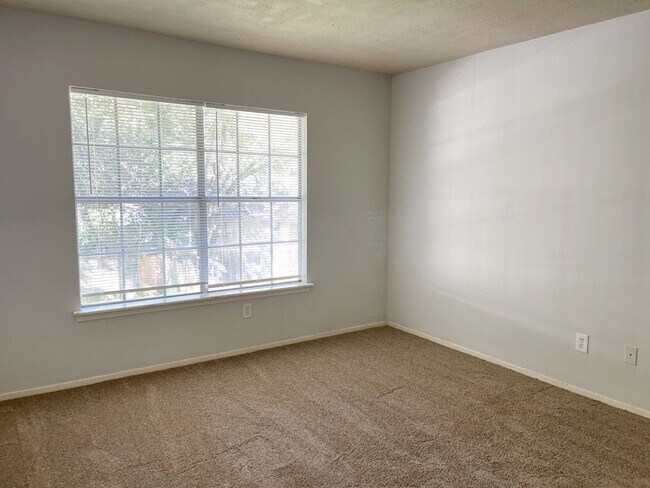 Building Photo - 3127 Glen Spring Dr
