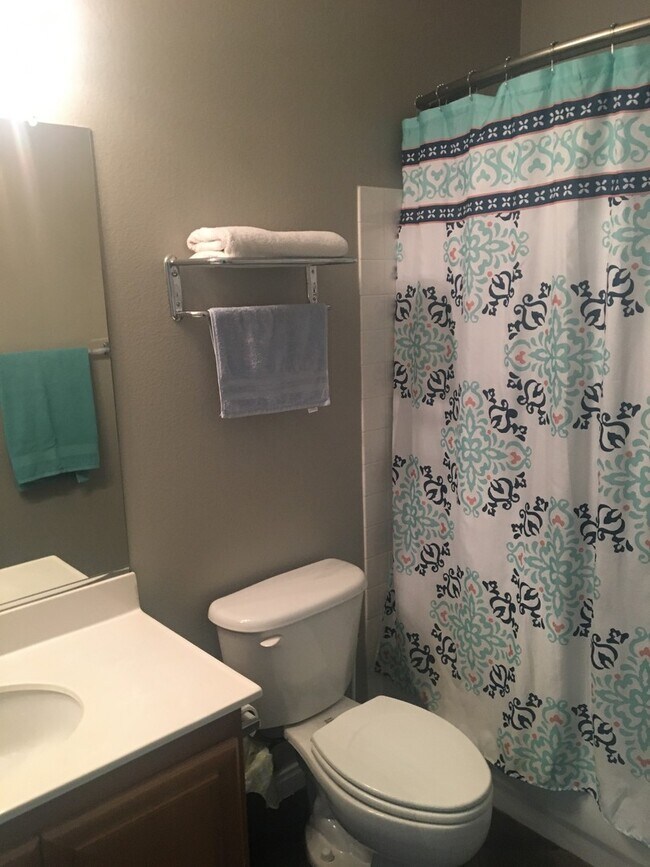 Building Photo - 4BDR/ 3BTH Lone Mountain Home Available Fo...