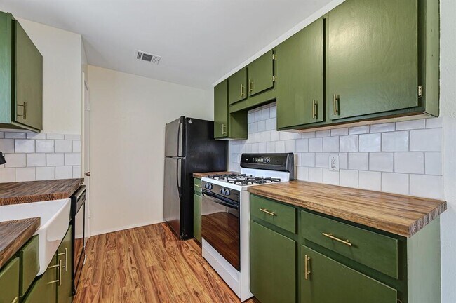 Building Photo - 703 Hyde Park Ct