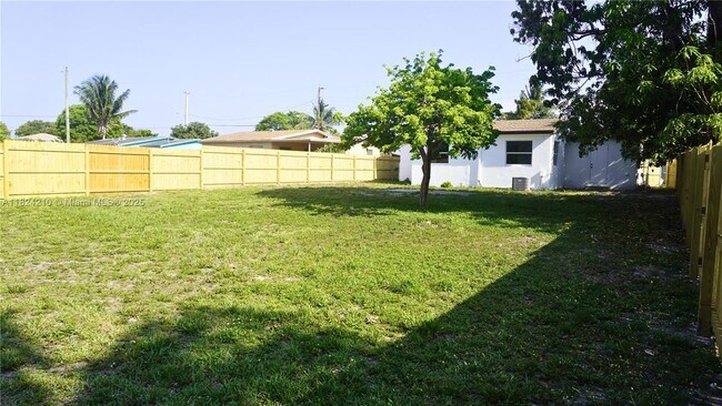 Building Photo - 813 SW 3rd Ct