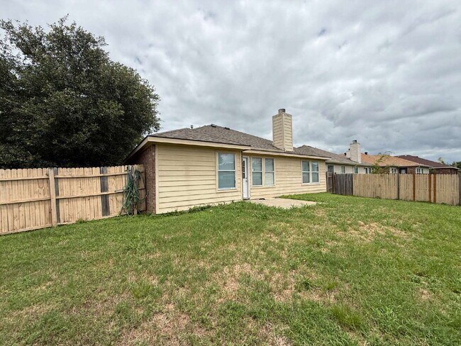 Building Photo - 1100 Alexandria Dr