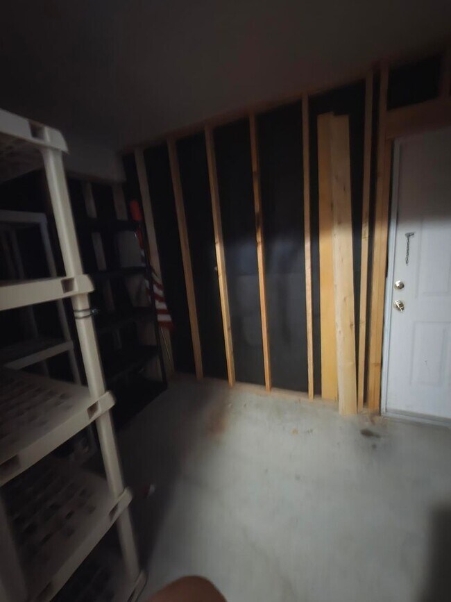 Building Photo - 605 Town Creek Ct
