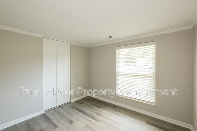 Building Photo - 640 Singing Hills Ct
