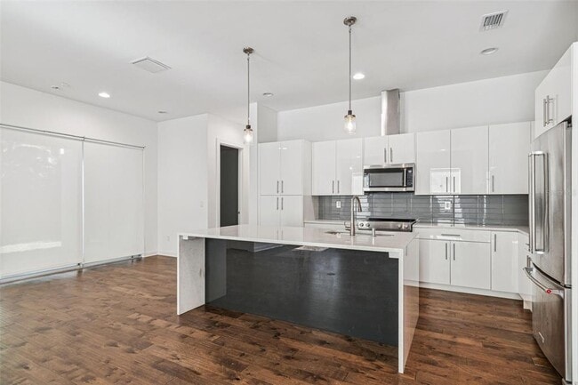 Building Photo - 6719 S Dauphin Ave