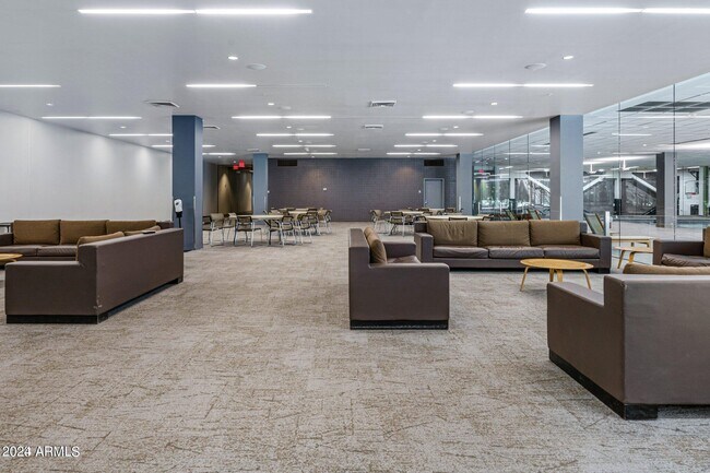 Building Photo - 7117 E Rancho Vista Dr