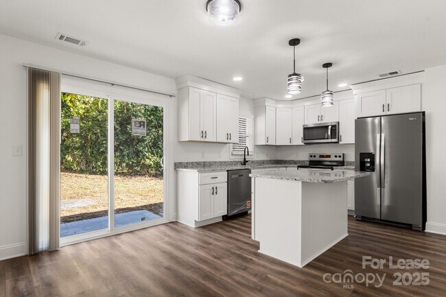 Building Photo - 815 Sharon Dr