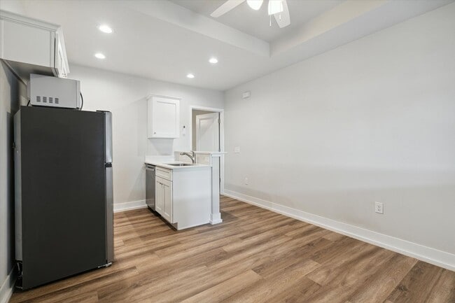 Building Photo - 1 Bedroom 1 Bathroom FALL 2025!