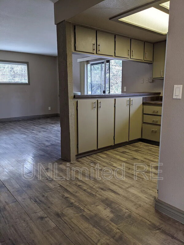 Building Photo - 645 S Walnut Rd