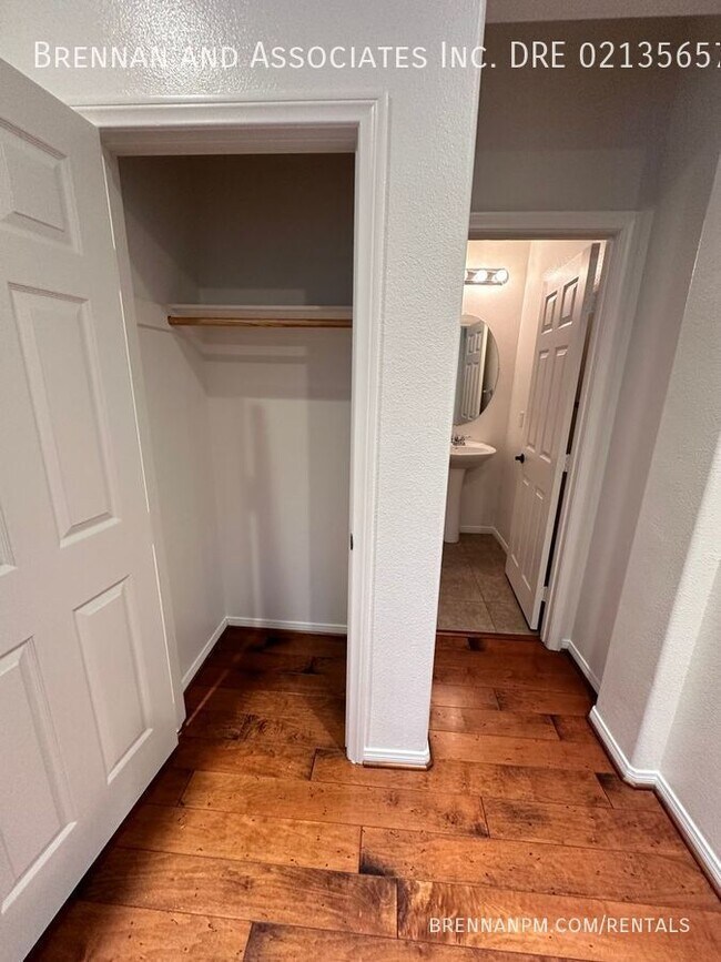 Building Photo - 3 bed, 2.5 bath Townhome, 2 Car Garage, Ea...