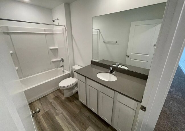 Building Photo - Spacious 3 Bedroom 2.5 Bathroom End Unit in Cedar City!