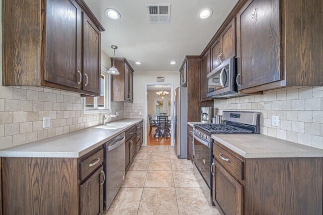 Building Photo - 549 N La Sena Ave