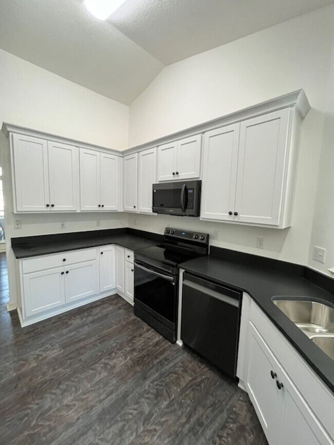 Building Photo - Beautiful and completely Renovated 3/2 fen...