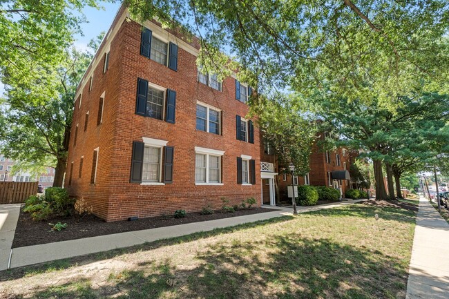 Building Photo - Stylish Updated Condo Minutes from Old Town Alexandria