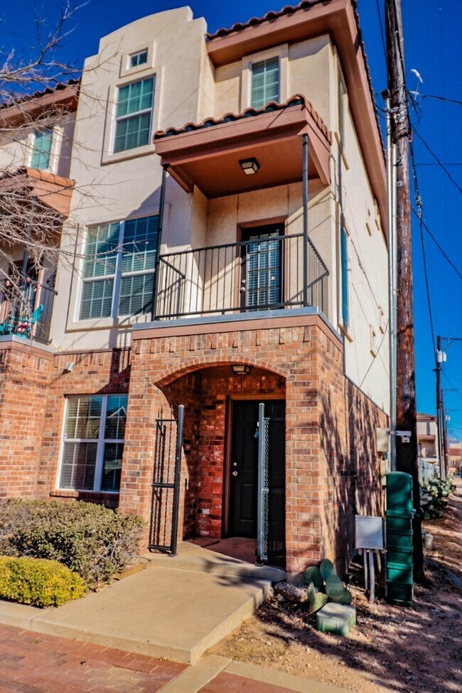 Pre-Leasing 3 bed 3 bath Near Texas Tech! - Pre-Leasing  3 bed 3 bath Near Texas Tech!