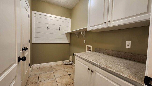 Building Photo - Large Renovated Orem Condo for Rent